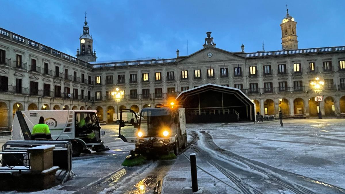 En imágenes: Los vitorianos disfrutan (y sufren) con la nieve