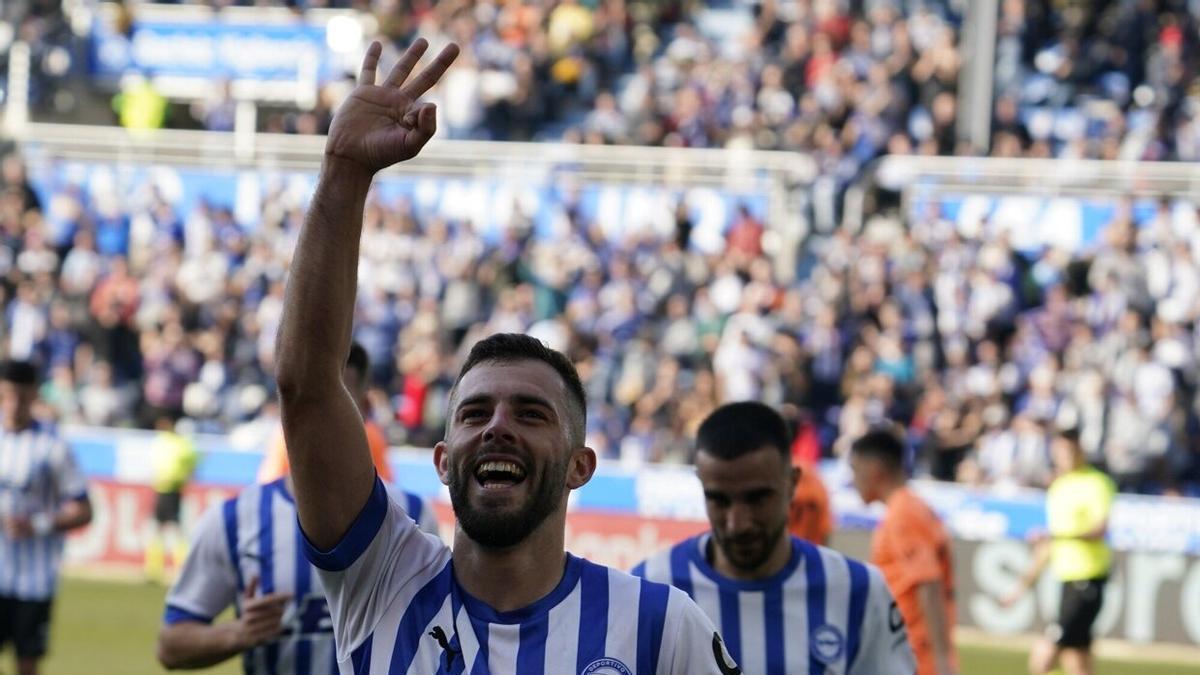 Luis Rioja hace el gesto del tres con sus dedos, en referencia al 'hat trick' marcado al Ibiza