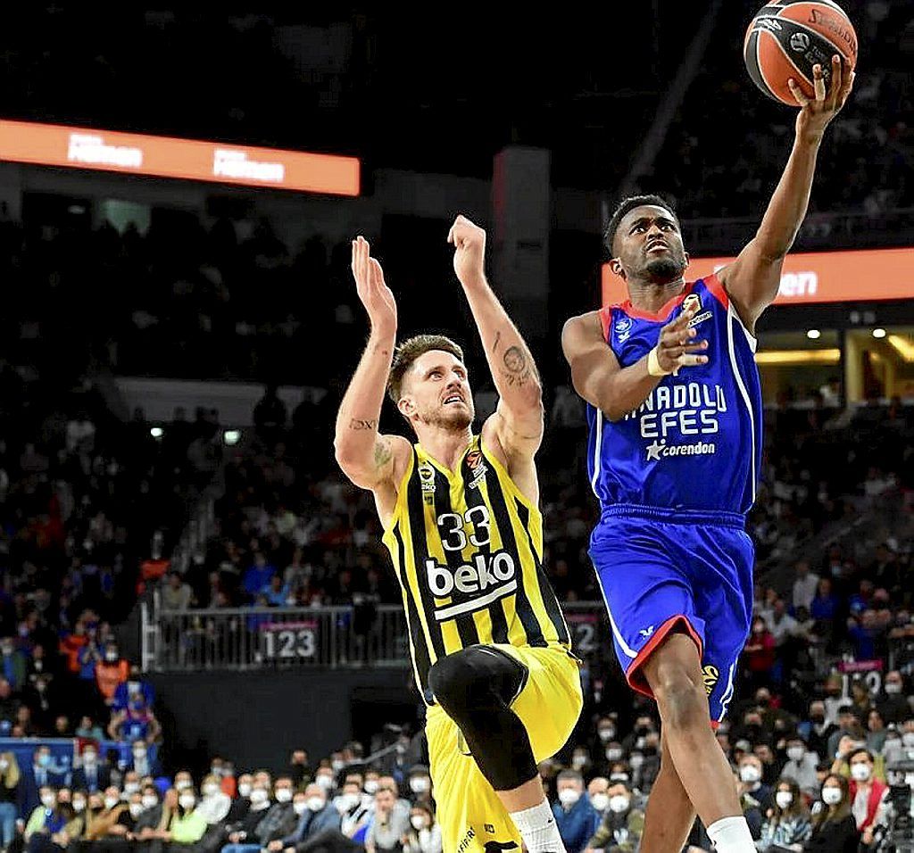 Polonara trata de taponar a Beaubois, en el derbi de Estambul. | FOTO: DNA