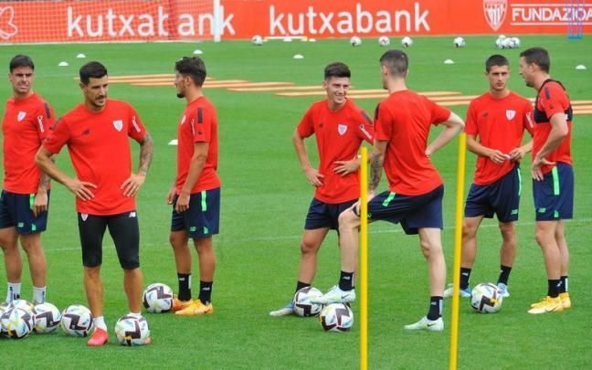 Imanol García de Albéniz dialoga con Oihan Sancet en un entrenamiento ante la presencia de varios compañeros Imanol García de Albéniz dialoga con Oihan Sancet en un entrenamiento ante la presencia de varios compañeros