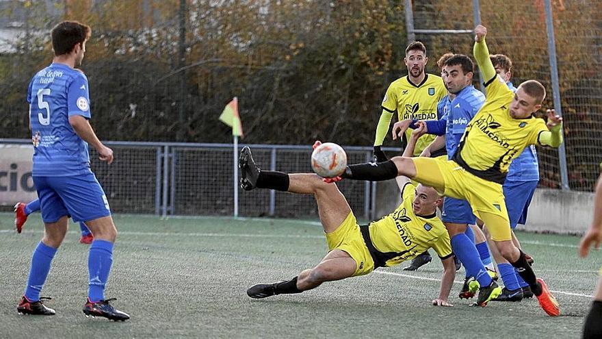 Jugadores del Lagunak intentan repeler una jugada contra el Valle de Egüés.