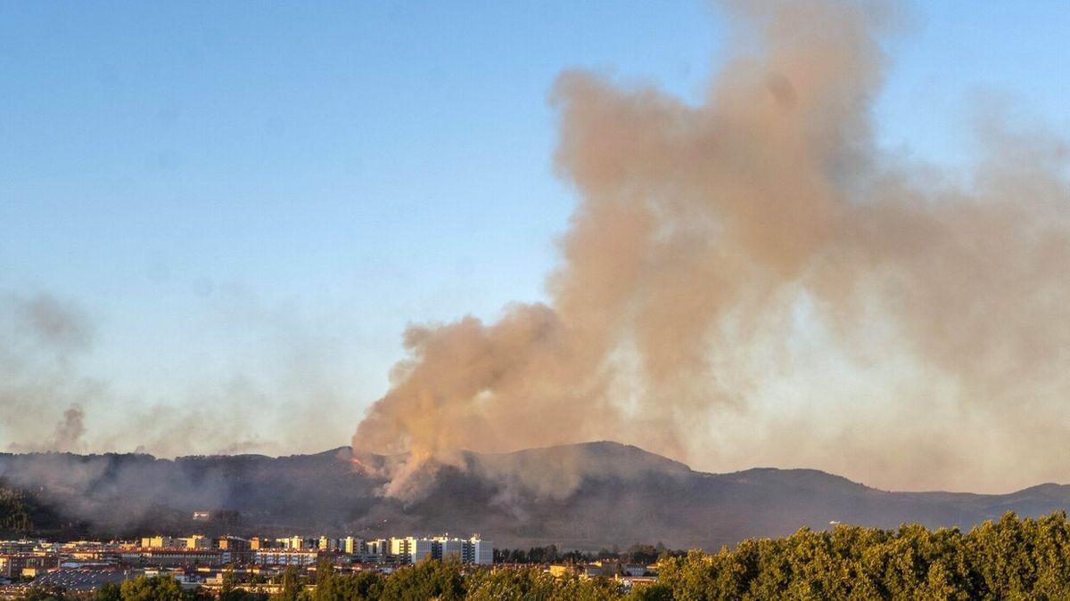 Incendio Monte Ezkaba desde las murallas de Pamplona