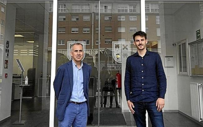 Asier Lekube y Iosu Arraiz ante la sede de la Mancomunidad. | FOTO: N.G.