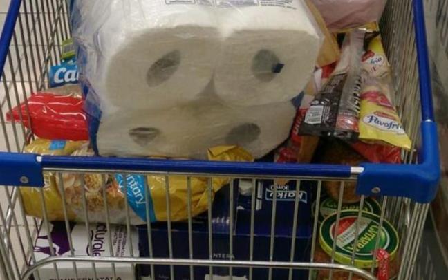 Un carro de la compra lleno en un supermercado.