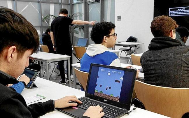 Lerro hauekin batera agertzen den irudian, atzoko jardunaldiaren argazkia. | ARGAZKIA: PILAR BARCO