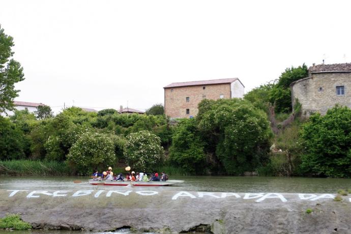 Cartel reivindicativo sobre el río Zadorra.