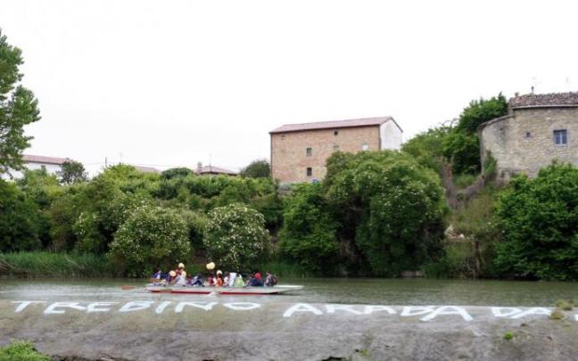 Cartel reivindicativo sobre el río Zadorra.