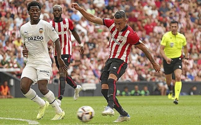 Instante en el que Alex Berenguer dispara a puerta para lograr el tanto de la victoria del Athletic ante el Valencia. Instante en el que Alex Berenguer dispara a puerta para lograr el tanto de la victoria del Athletic ante el Valencia.