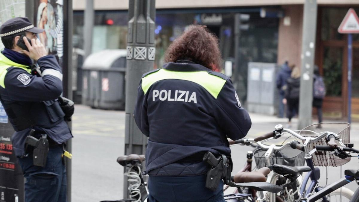 Patrulla de la Policía Local de Vitoria.