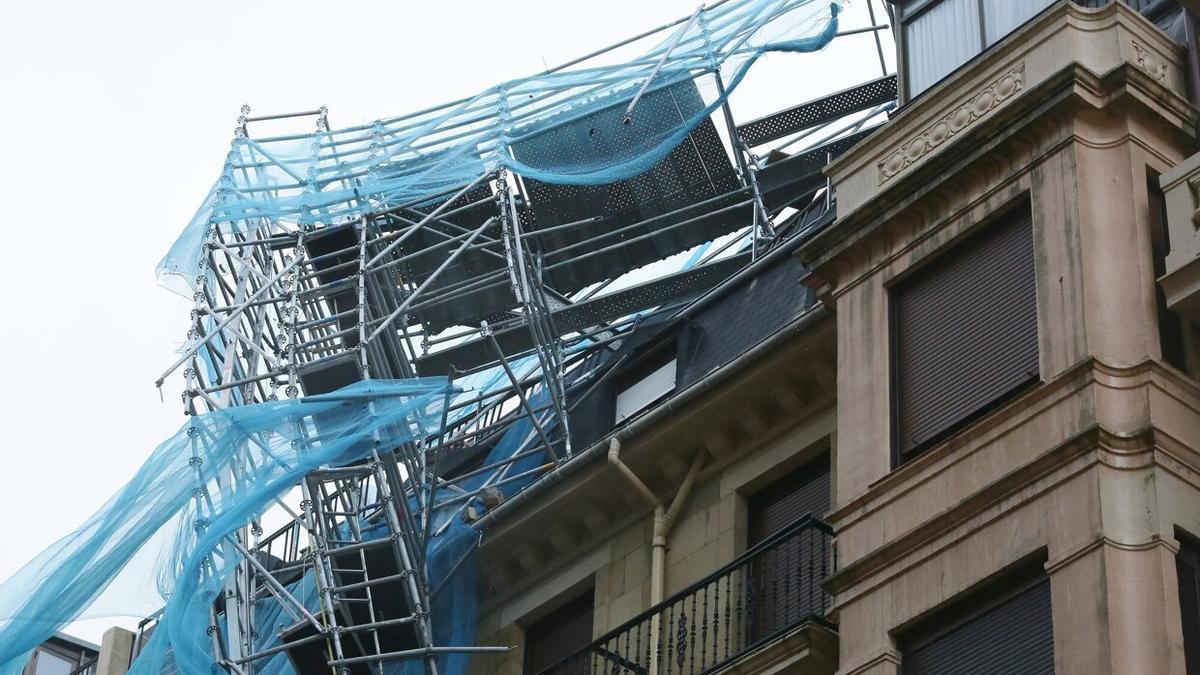 Calle Aguirre Miramón de Donostia cortada por el riesgo de caída de un andamio desplazado por el viento.
