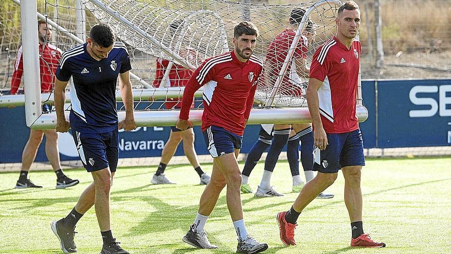 Sergio Herrera, Nacho Vidal y Unai García llevan una portería en el entrenamiento de ayer. | FOTO: DIARIO DE NOTICIAS