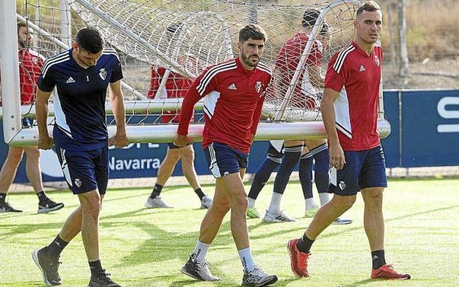 Sergio Herrera, Nacho Vidal y Unai García llevan una portería en el entrenamiento de ayer. | FOTO: DIARIO DE NOTICIAS Sergio Herrera, Nacho Vidal y Unai García llevan una portería en el entrenamiento de ayer. | FOTO: DIARIO DE NOTICIAS