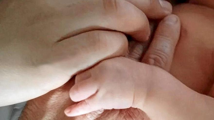 Imagen facilitada ayer por Pedro, el padre de Aimar, a través de una red social, en la que se ven la mano del pequeño y las de sus progenitores, aún en el hospital de Basurto. | FOTO: N.G.