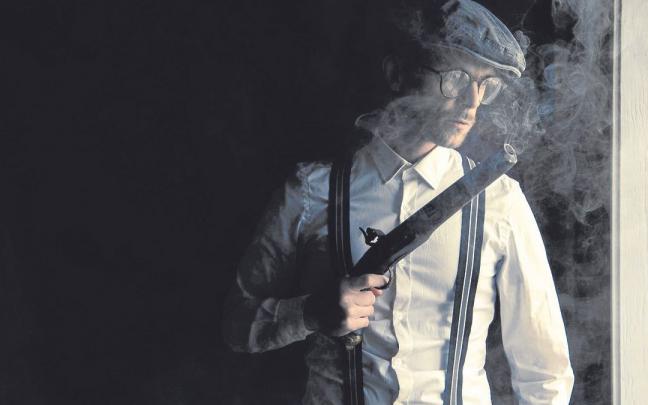 Hombre con un arma sobre un fondo negro. Hombre con un arma sobre un fondo negro.