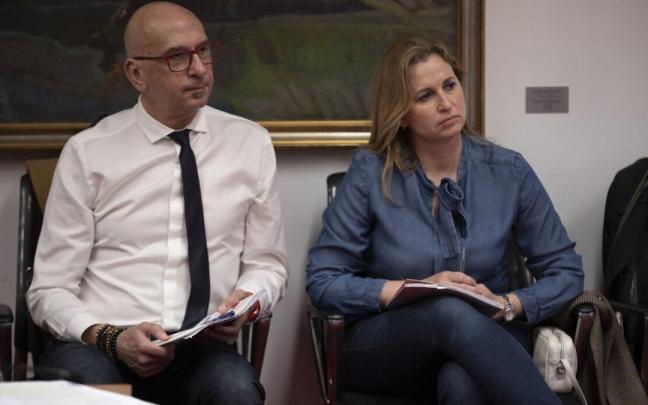 Juan Carlos Laboreo y Yolanda Erro, de Afapna, en el Parlamento de Navarra