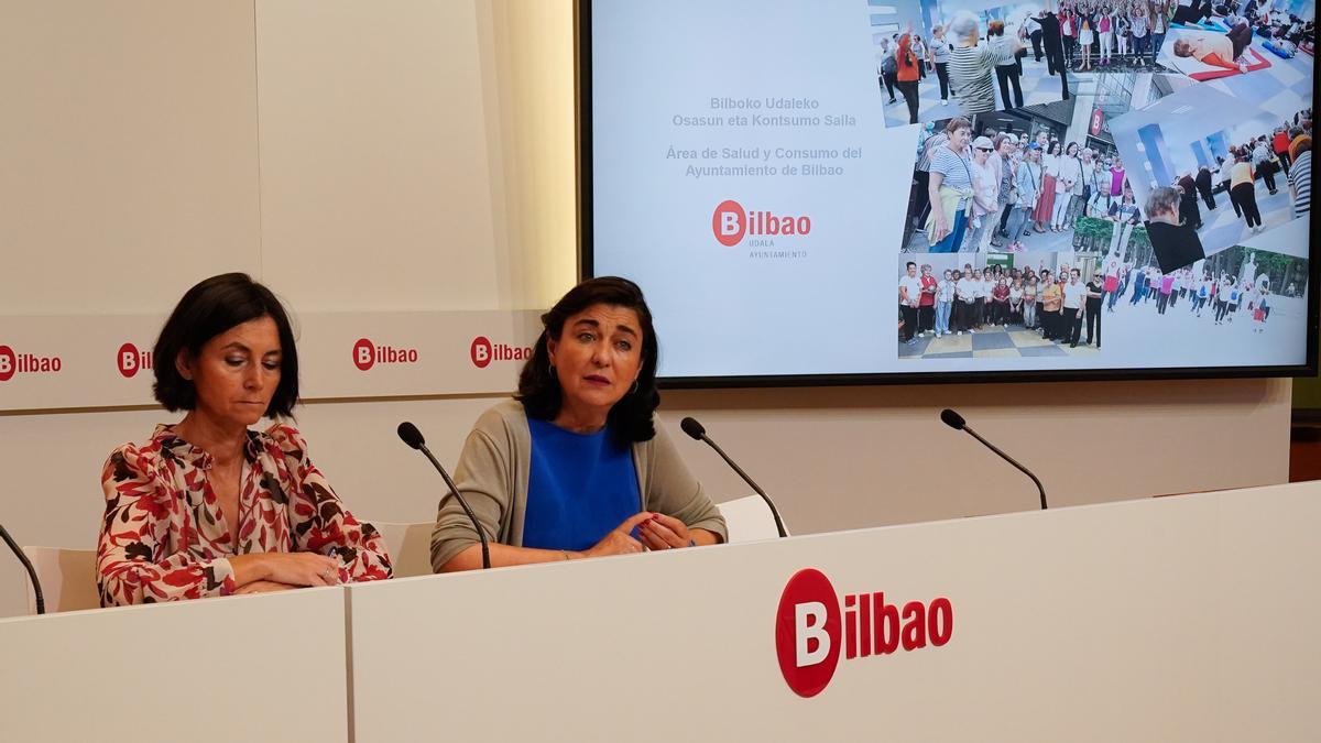 Ana Collia y Yolanda Díez durante la presentación de los talleres para promocionar hábitos saludables entre las personas mayores.