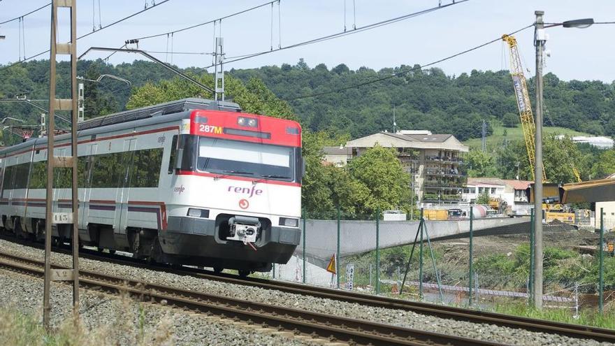 Un tren de la red de Cercanías de Gipuzkoa, a su paso por Martutene.