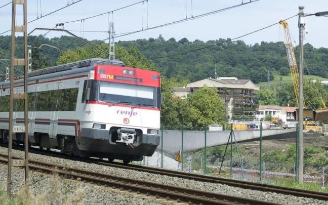 Un tren de la red de Cercanías de Gipuzkoa, a su paso por Martutene.