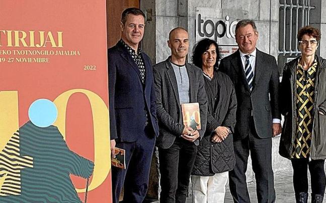 Representantes de las instituciones colaboradoras y del festival Titirijai, ayer tras la presentación del programa.