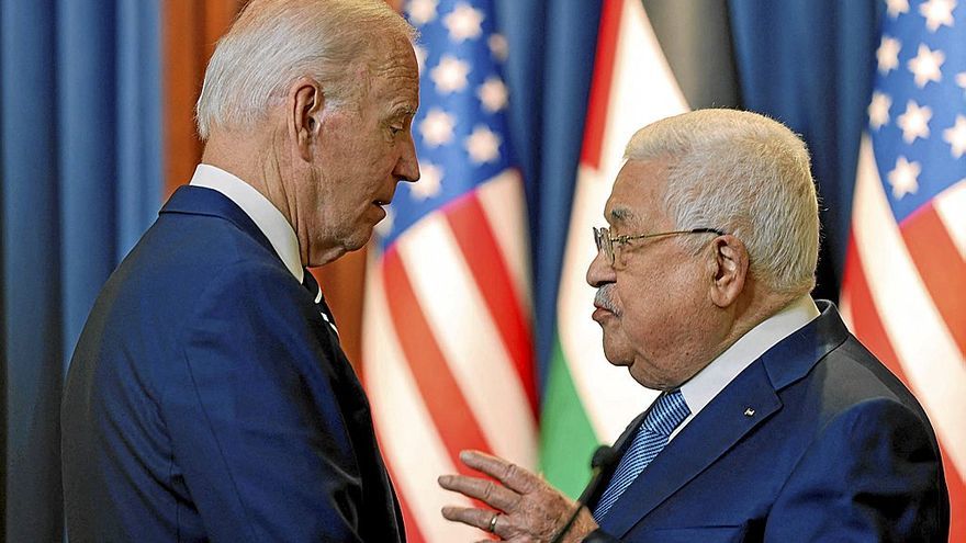 El presidente de la Autoridad Palestina, Mahmud Abás, conversa con Joe Biden, ayer en Belén. | FOTO: AFP