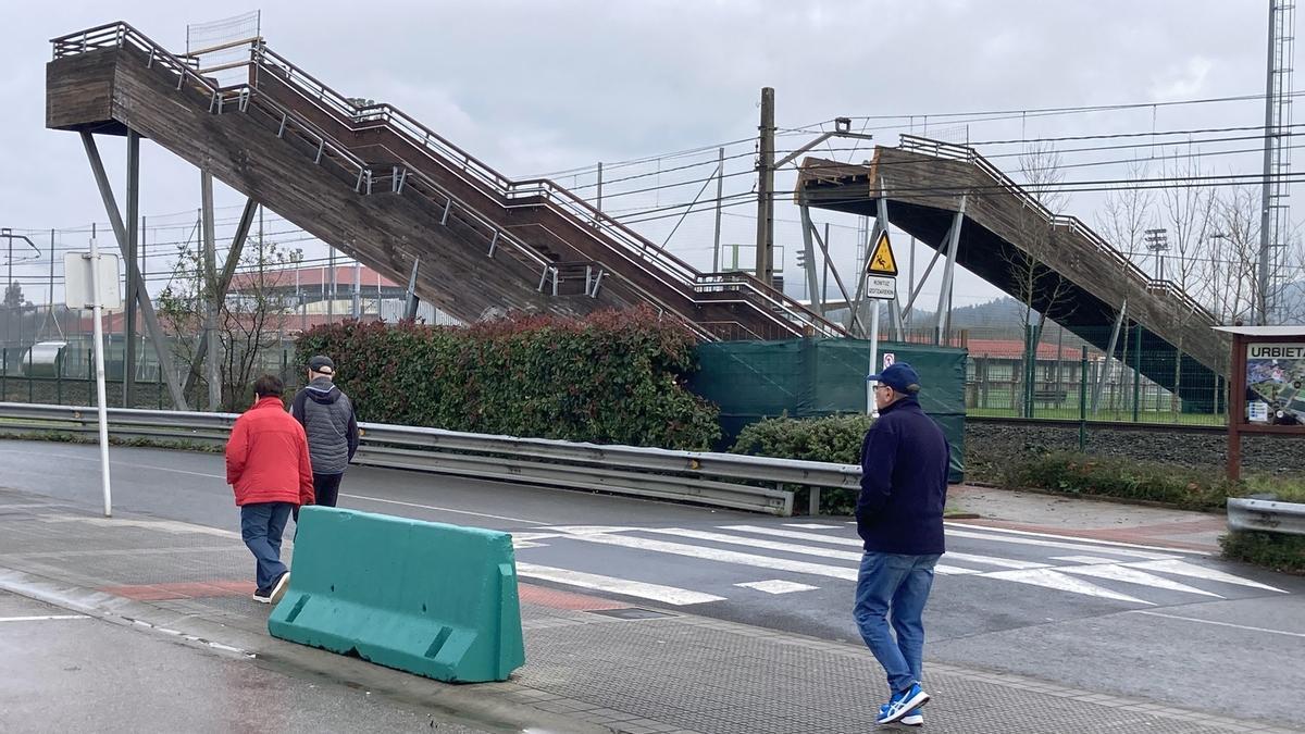 La pasarela de Urbieta, en Gernika-Lumo, con el vano central eliminado.