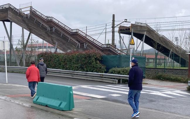 La pasarela de Urbieta, en Gernika-Lumo, con el vano central eliminado.