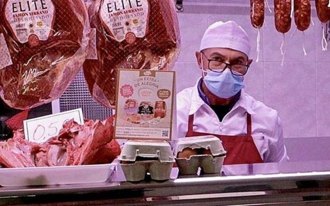 Lorenzo Garc&iacute;a tras el mostrador de su carnicer&iacute;a.