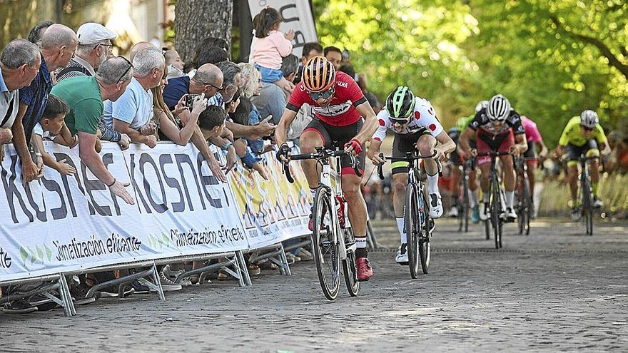 Mikel Uncilla, con maillot blanco y puntos rojos, se deja el alma por intentar llevarse la general.