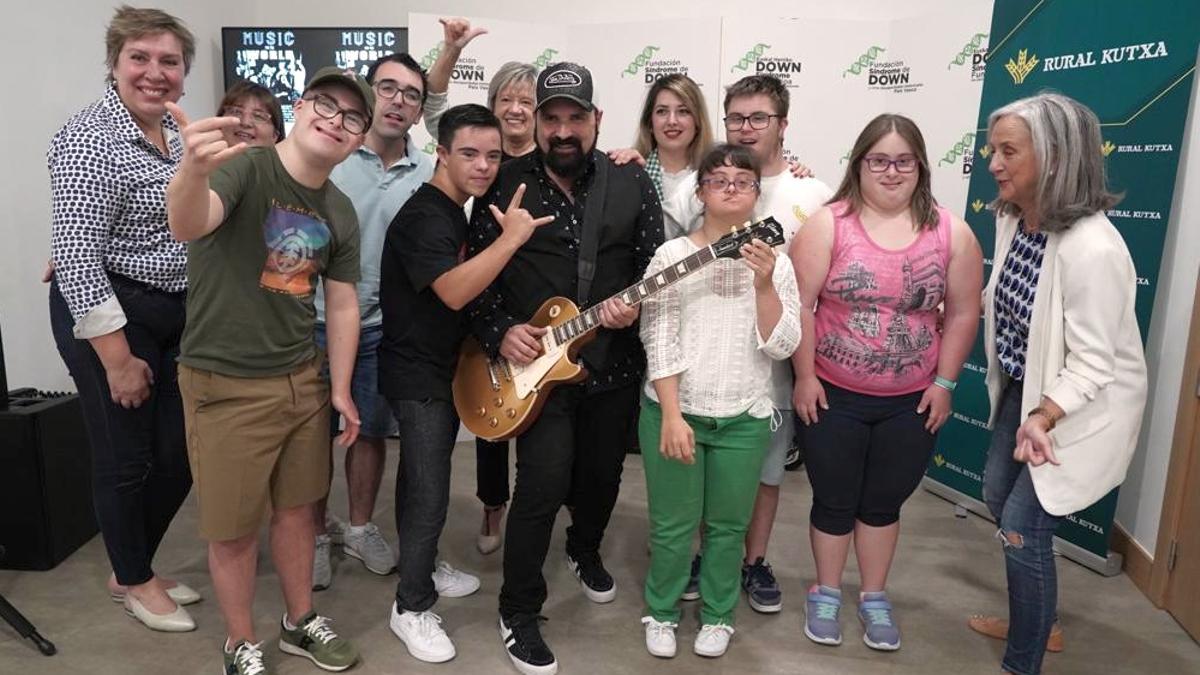 Jon Zuazola produce una canción con la colaboración de personas con discapacidad intelectual y síndrome de Down