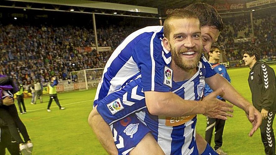 Celebrando el ascenso en Mendizorroza.