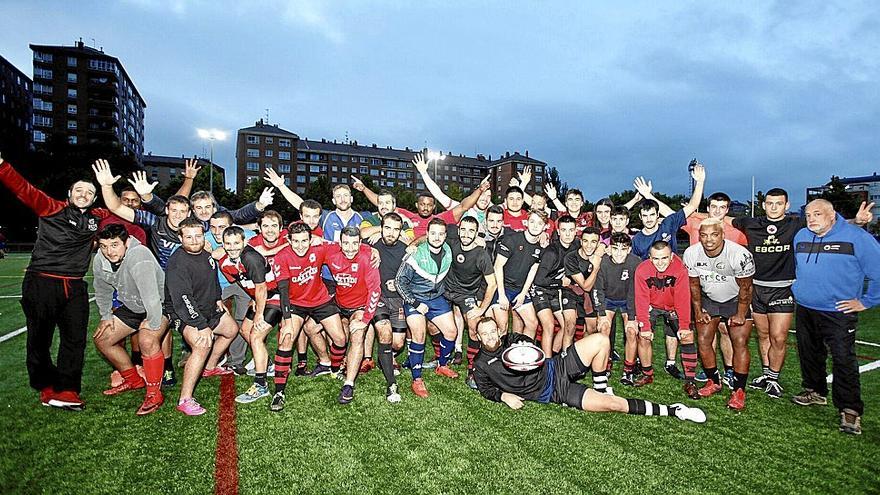 Jugadores y cuerpo t&eacute;cnico del Gaztedi masculino que disputar&aacute; esta temporada la Divisi&oacute;n de Honor B posan en las instalaciones de Lakua.