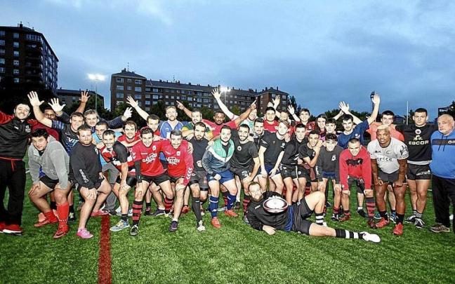 Jugadores y cuerpo t&eacute;cnico del Gaztedi masculino que disputar&aacute; esta temporada la Divisi&oacute;n de Honor B posan en las instalaciones de Lakua.