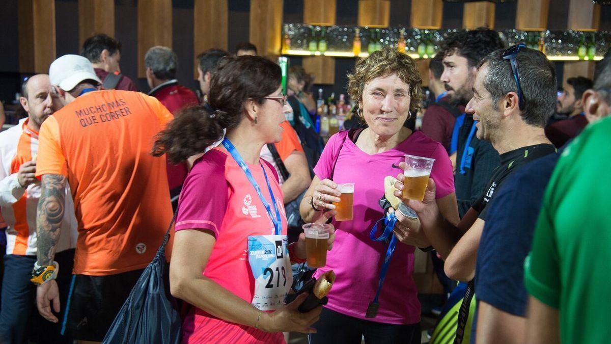 Unos atletas tomando unas cervezas tras la prueba