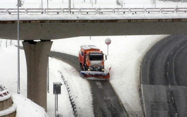 Un quitanieves circula por la N-I a su paso por Etzegarate.