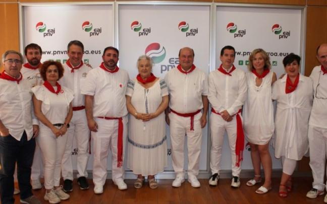 Entrega del 'pa&ntilde;uelico' a Arantzazu Ametzaga.