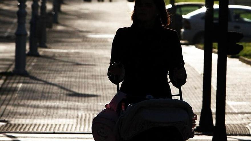 Una mujer pasea con un carrito de niño en Donostia