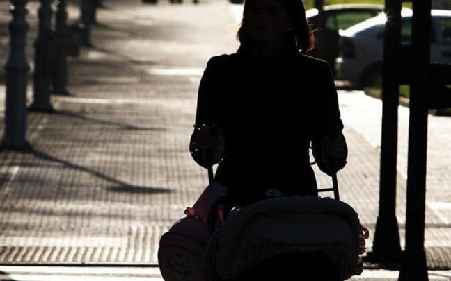 Una mujer pasea con un carrito de ni&ntilde;o en Donostia