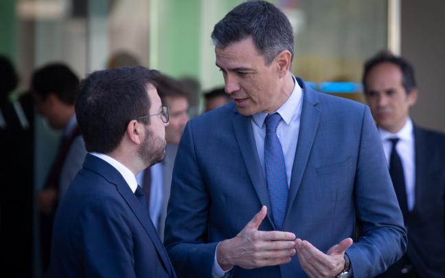 El presidente de la Generalitat, Pere Aragonès y el presidente del Gobierno español, Pedro Sánchez (d), mantienen una conversación. El presidente de la Generalitat, Pere Aragonès y el presidente del Gobierno español, Pedro Sánchez (d), mantienen una conversación.