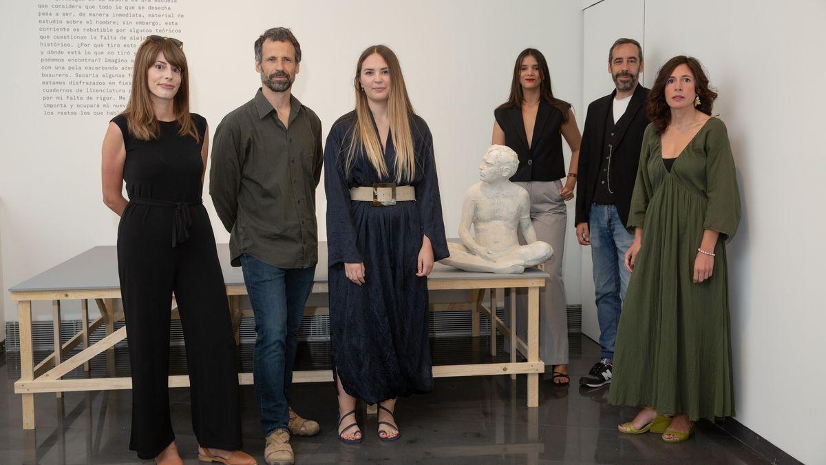 Laura Arnedo, José Noguero, Maite Fraile, Dayneris Brito, Carlos Bassas y Laura Aizcorbe, en el marco de la muestra.