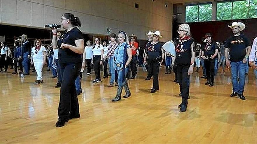 La actividad que los socios de Sweet Country Boots desarrollan a lo largo del año va desde los viajes a congresos y festivales relacionados con el country y el baile en línea hasta las fiestas en locales de la capital alavesa como La Perdici