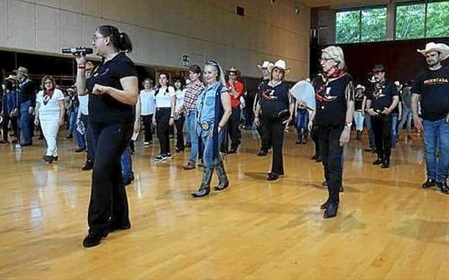 La actividad que los socios de Sweet Country Boots desarrollan a lo largo del año va desde los viajes a congresos y festivales relacionados con el country y el baile en línea hasta las fiestas en locales de la capital alavesa como La Perdici