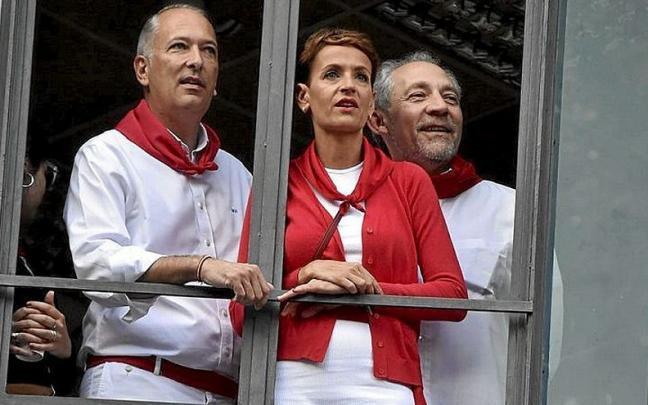 Chivite, con responsables de VW, en el encierro de ayer. | FOTO: GARAIKOETXEA