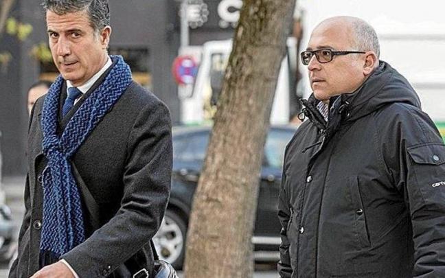 Alfredo de Miguel, a la derecha, junto a su abogado, Gonzalo Susaeta