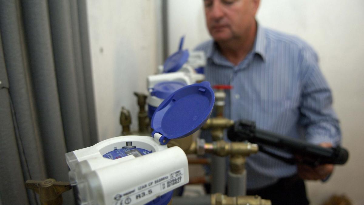 Un empleado del Consorcio de Aguas con un contador de agua digitalizado de los que usa desde hace años en Bizkaia