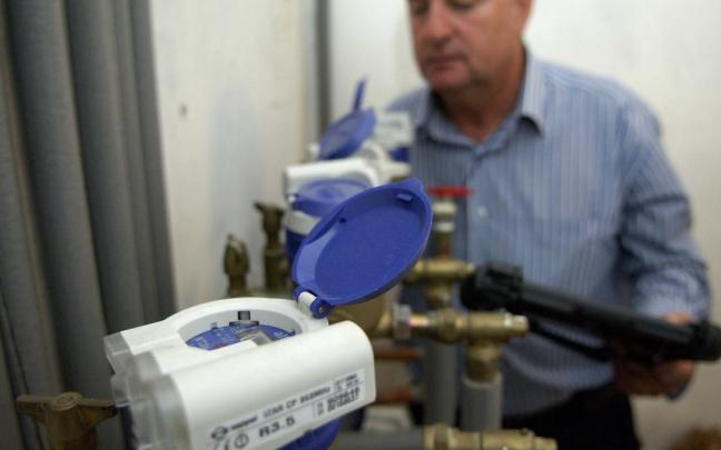 Un empleado del Consorcio de Aguas con un contador de agua digitalizado de los que usa desde hace a&ntilde;os en Bizkaia