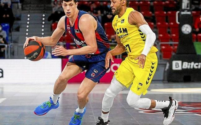Simone Fontecchio, durante el &uacute;ltimo enfrentamiento entre el Baskonia y el UCAM Murcia del curso pasado. | FOTO: JORGE MU&Ntilde;OZ