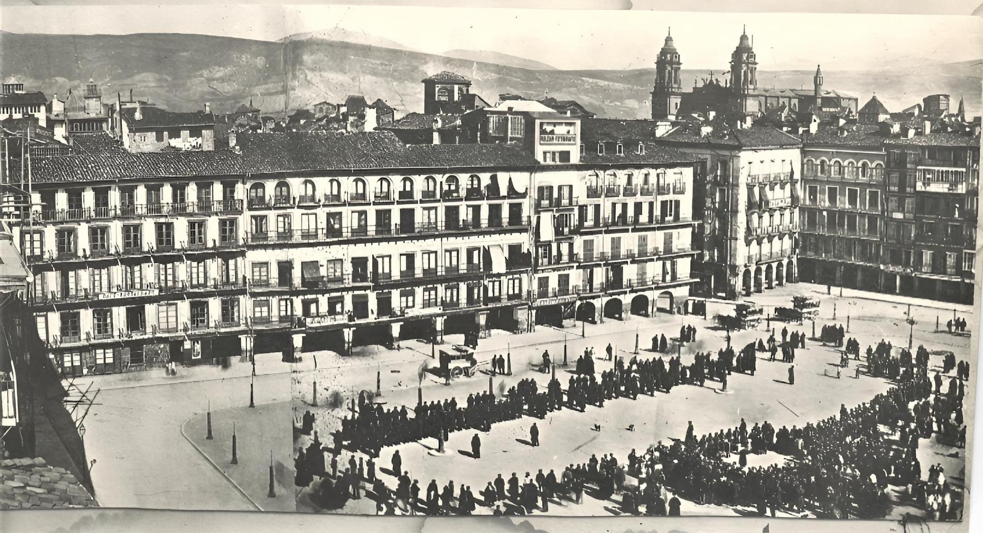 Año 1882, lado norte de la plaza, durante el cambio de la guardia, poco antes de que se derribaran los edificios que serían sustituidos por los actuales números 43 y 43 bis (antigua casa propiedad del marqués de Fontellas, luego casa de Garbalena, donde se instaló el Café La Marina, luego el Café Kutz y actualmente se halla el BBVA) y 44 y 44 bis (entonces llamada casa del Crédito, hoy del Café Iruña y Nuevo Casino Principal). Foto Zaragüeta, Archivo Municipal de Pamplona.