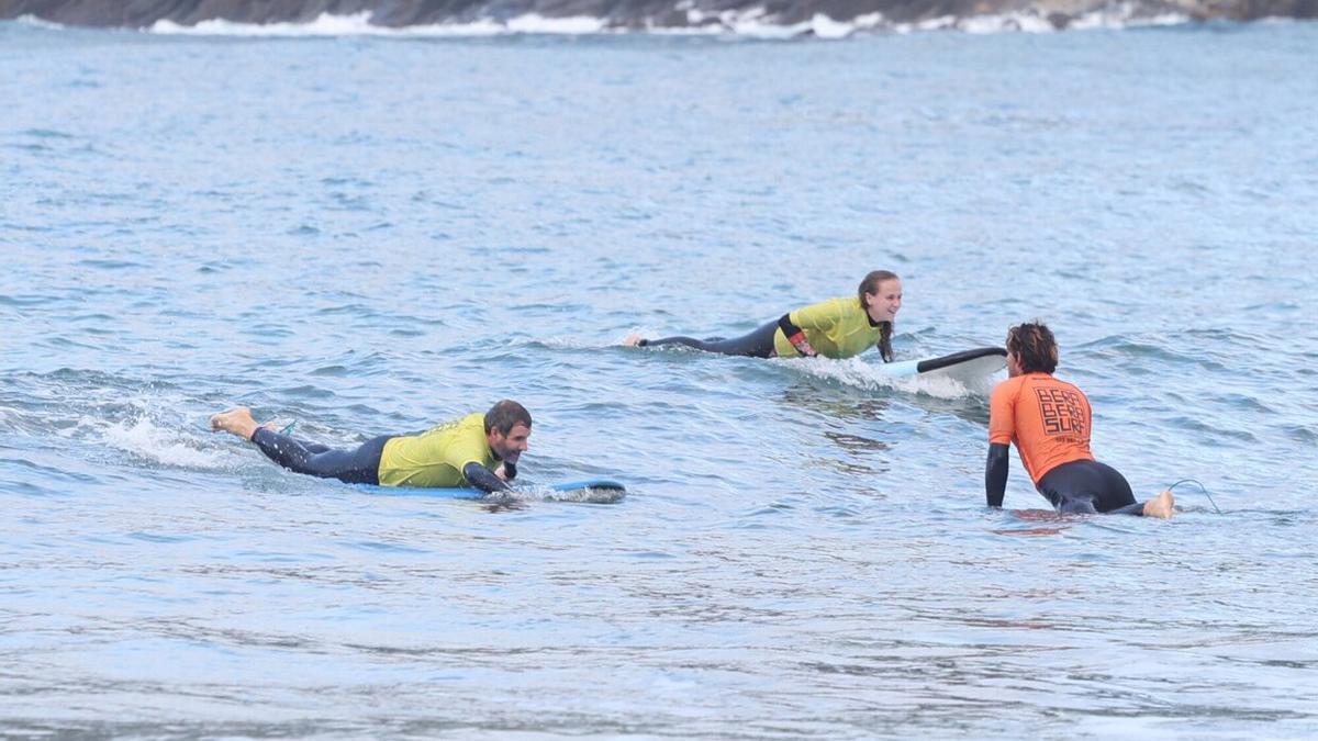 Alumnos y monitor en una clase de surf en la Zurriola