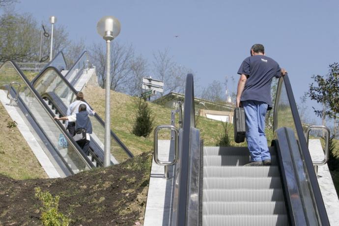 Un hombre sube por las escaleras mecánicas de Larratxo.