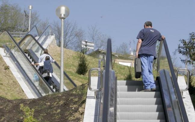 Un hombre sube por las escaleras mecánicas de Larratxo.